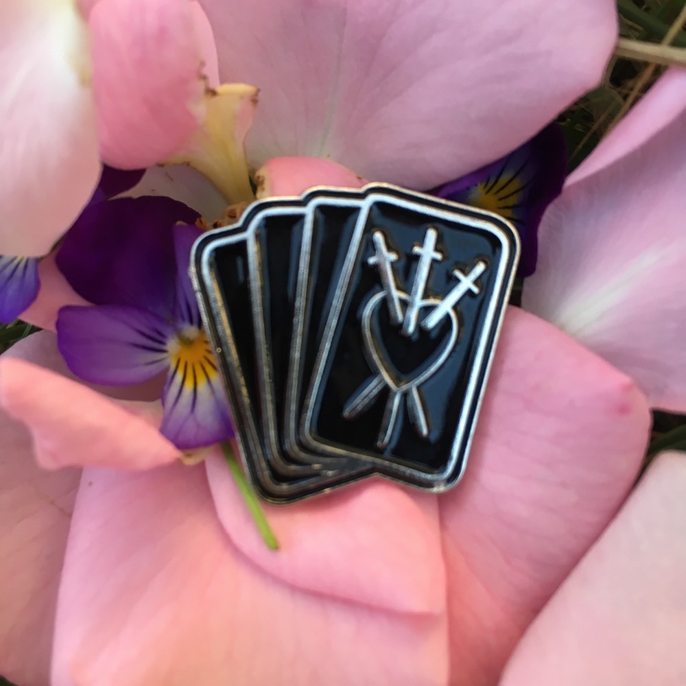 𖤐 "Three of Swords" Tarot Cards Enamel Pin 𖤐